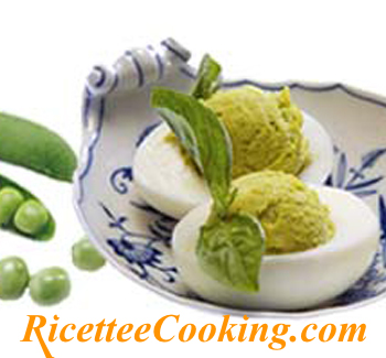 Uova sode con crema di piselli